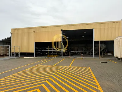 للبيع أرض مسوره مساحتها 10000قدم صناعيه الصجعه S بها دخل 170 الف درهم فيها فيها بناء مكتبي وشبرا وفيها عداد واحد وفيها كهرباء 50 kw مطلوب 2.500.000 تم