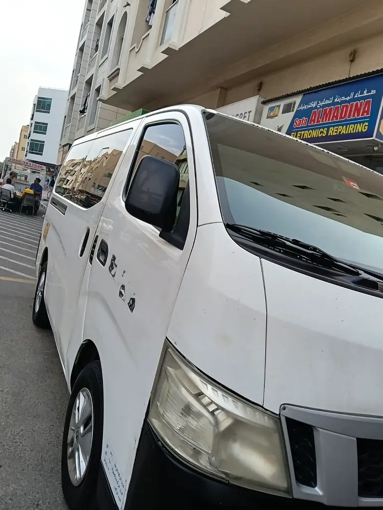 Nissan Urvan 2015 — photo 1 of 9