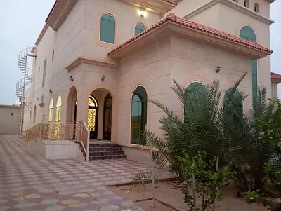 فيلا للإيجار في الحوشي أرض 8400 قدم حديقة مشجرة وباركن مغطى غاز مركزي 150000