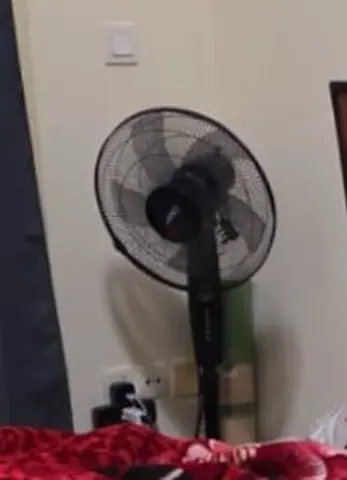 Black pedestal standing fan - good working condition