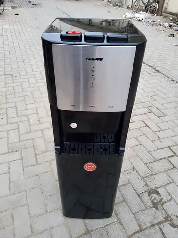 Bottom load water dispenser