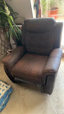 Brown Leather Recliner Armchair in Good Condition. All recliners are working in a perfect condition.