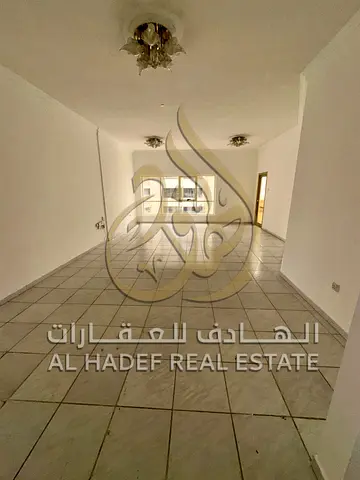 فرصة مميزة للإيجار بالمجاز 3 خلف حديقة الصفيا، شقة 3 غرف وصالة مع 2 بلكونة وغرفة خادمة ماستر، مساحات ممتازة مع صيانة مجانية وأمن وحراسة 24 ساعة، موقع