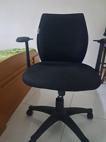 Simple black ergonomic office chair - good condition