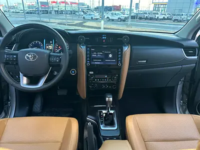2025 Toyota FORTUNER 照片 9