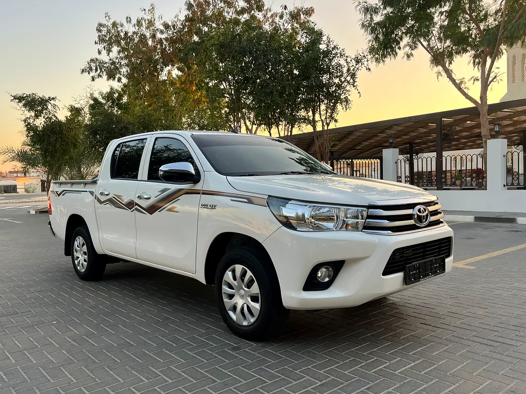 Toyota Hilux 2024 — photo 1 of 20