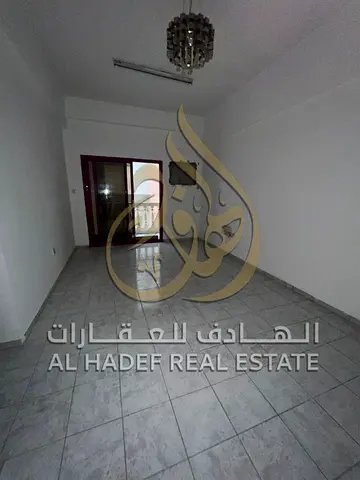 متاح للإيجار شقة غرفتين وصالة في منطقة المجاز 2 بالشارقة، تقع في موقع استراتيجي على شارع جمال عبدالناصر وعلى مخرج دبي مباشرة، مما يجعلها خيارًا مثاليً