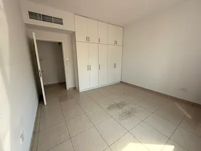 0000000000للإيجار – المجاز 3، الشارقة: شقة 3 غرف + غرفة خادمة، برج عائلي، تكييف مجاني، جم وسبا مسبح، صيانة مجانية، موقع هادئ وقريب من المدارس والمحلات