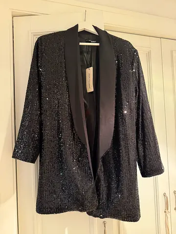 Black Sequin Tuxedo Jacket / Blazer with Satin Lapel (BNWT) Black Sequin Blazer – One Size