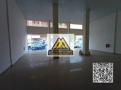 يتوفر محل بمساحة كبيرة وموقع مميز مناسب لمختلف الأنشطة التجارية، ويتميز بموقع حيوي يسهل الوصول إليه وقريب من المناطق السكنية والخدمات الأساسية مما يجع