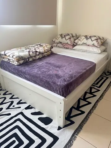 غرفة نوم بحالة ممتازة مع مرتبة