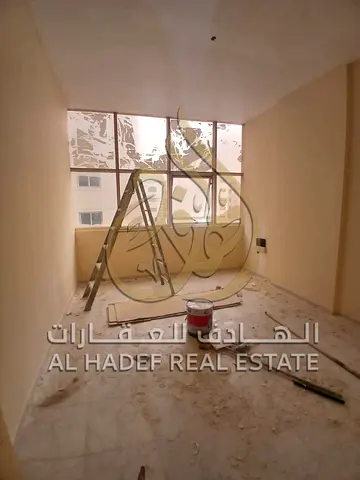 شقة غرفة وصالة للإيجار في القاسمية الشارقة الند موقع مميز قريب من الخدمات مع باركن وتسهيلات دفع مناسبة