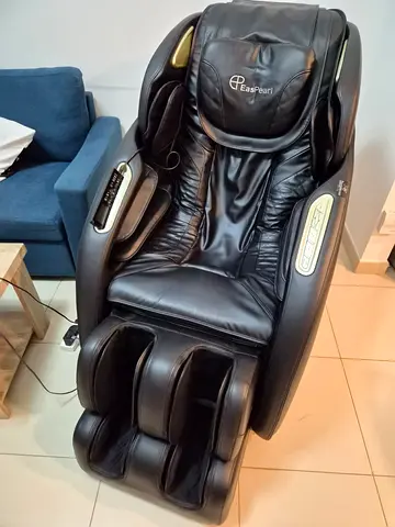 EasPearl Full Body Massage Chair Zero Gravity Excellent Condition