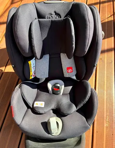 GB gold uni convertible car seat with isofix base