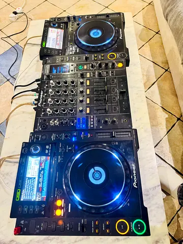 Pioneer CDJ 2000 PAIR with DJM 800 DJ Mixer