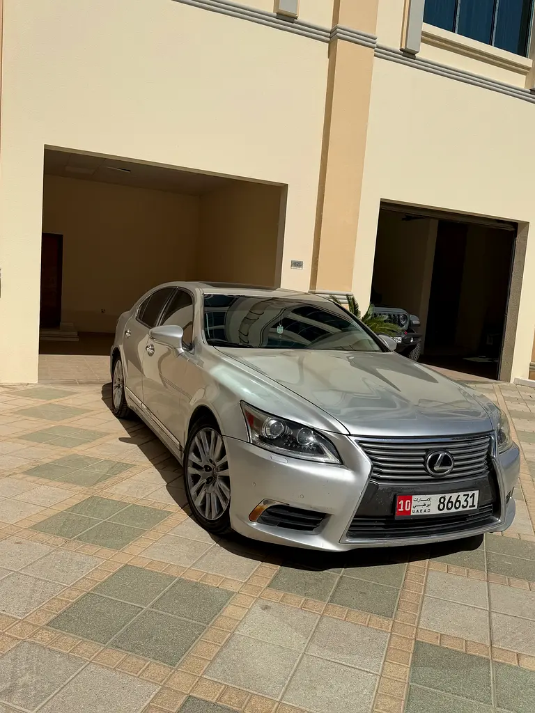 Lexus LS-Series 2015 — photo 1 of 6