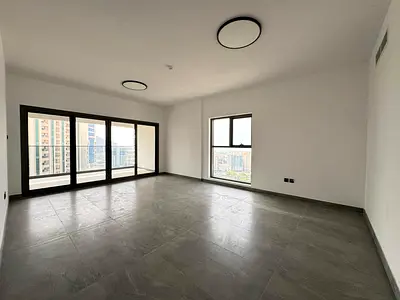 أفخم شقة فخمة للايجار 4 غرف وصالة | أول ساكن | المجاز 3 | إطلالة بحرية ومدينة | غرفة خادمة ماستر | 5 حمامات | جيم ومسبح | 2 باركن