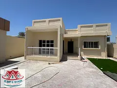 A nearly new corner house with four rooms and air conditioning in the garage.