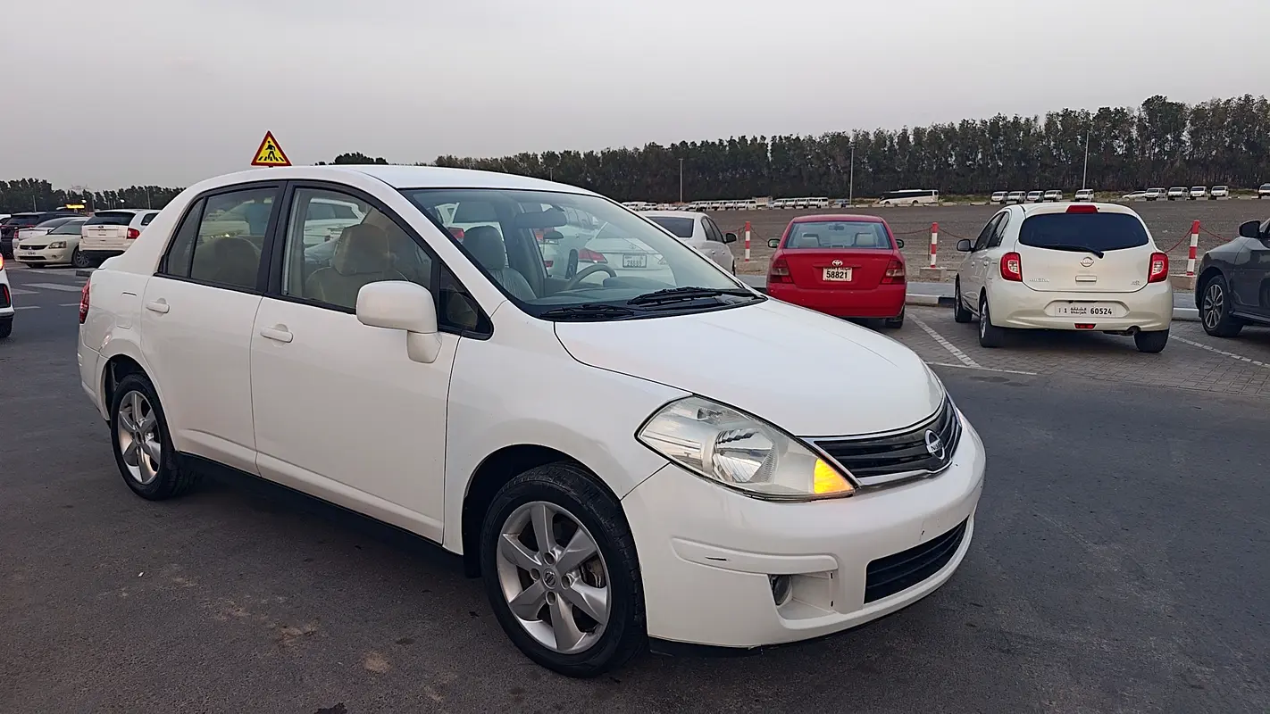Nissan Tiida 2011 — photo 1 of 19