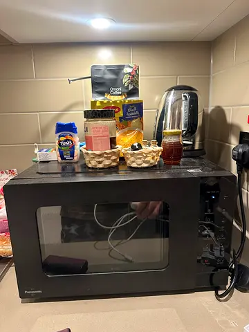 Black Countertop Microwave, Excellenr Working Condition + kettle