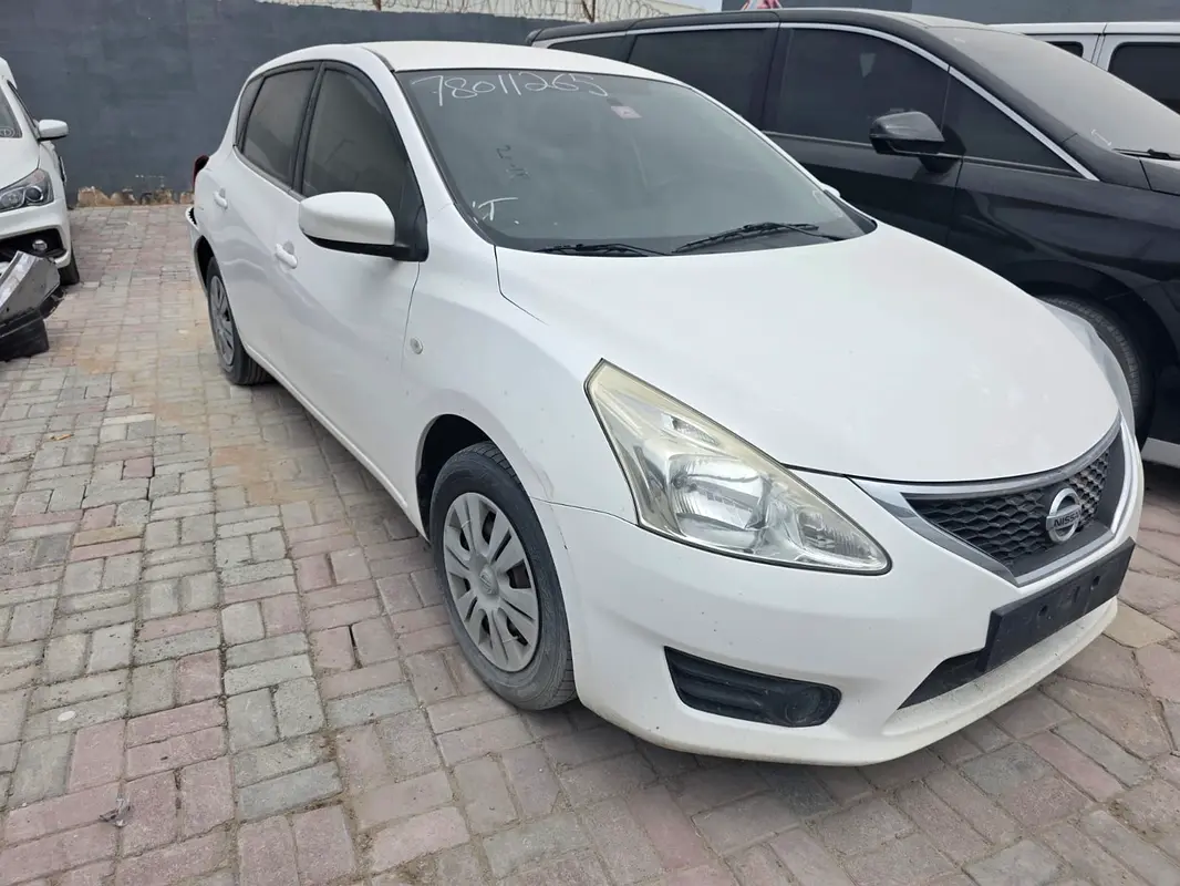 Nissan Tiida 2014 — photo 1 of 6