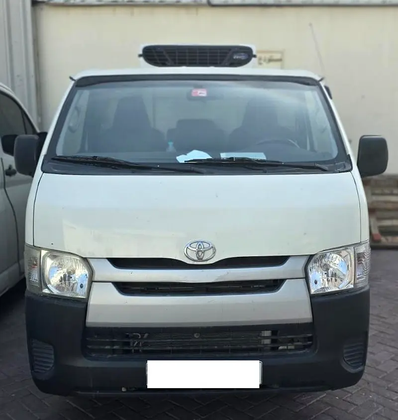 Toyota Hiace 2016 — photo 1 of 8