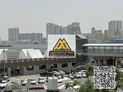 موقع مميز على شارع الميناء مباشرة مقابل سوق السمك في منطقة حيوية تتوفر بها جميع الخدمات الأساسية والترفيهية على مدار اليوم مثل المطاعم والمحلات والموا