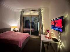 Great Private Bedroom with Balcony , only for female.