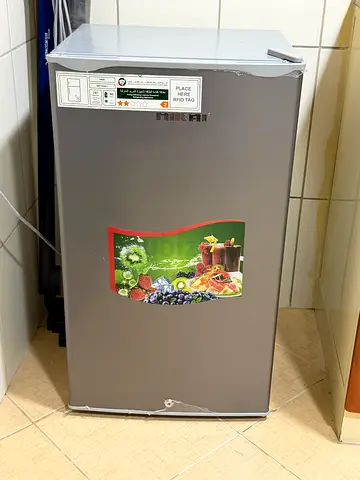 Small single-door fridge in good working condition