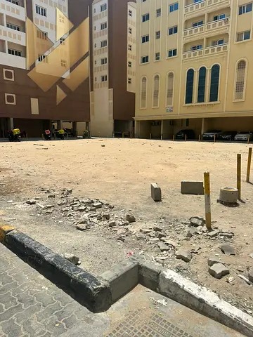 للاستثمار أرض باركن بمنطقة سكنية مميزة