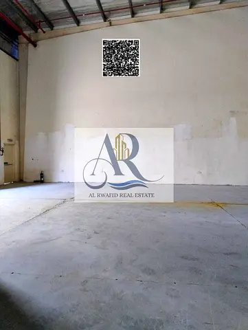🏭 مستودع للإيجار - أم القيوين  📍الموقع: يقع المستودع في منطقة صناعية مميزة في أم القيوين، بالقرب من الطريق الرئيسي، ويسهل الوصول إليه، وهو مناسب للا