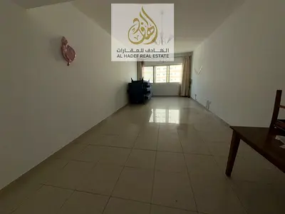 للإيجار السنوي في إمارة الشارقة منطقة المجاز 3 شقة سكنية فاخرة مكونة من ثلاث غرف وصالة مع غرفة خادمة بموقع مميز جداً قريب من جميع الخدمات الأساسية وال