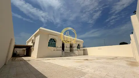 للبيع فيلا في منطقة سمنان . موقع مميز زاوية على شارعين وقريبة من كافة الخدمات. مكون من طابق