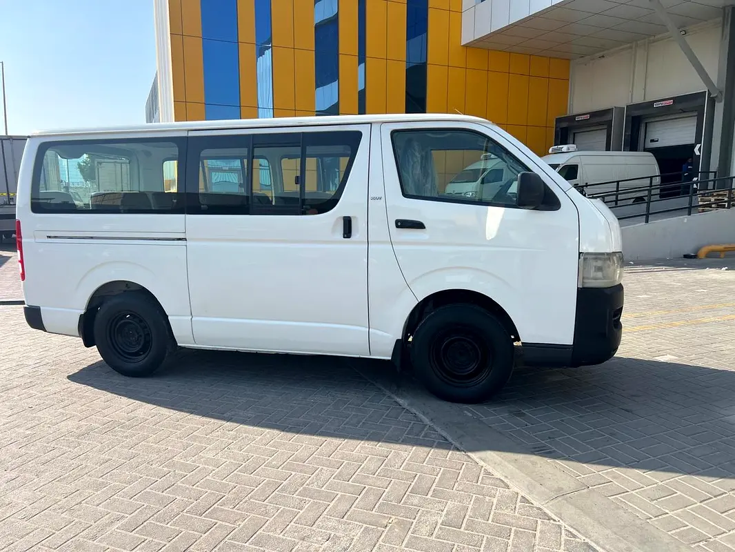 Toyota Hiace 2008 — photo 1 of 14