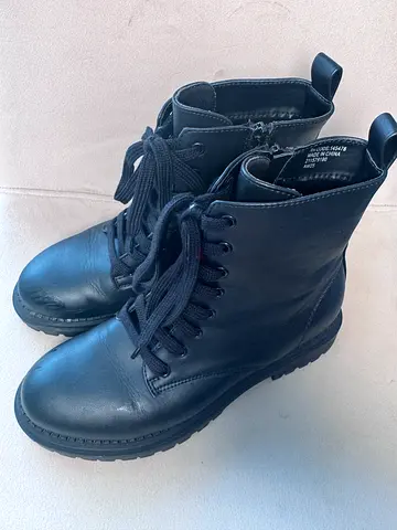 Black leather combat boots, used once size 39
