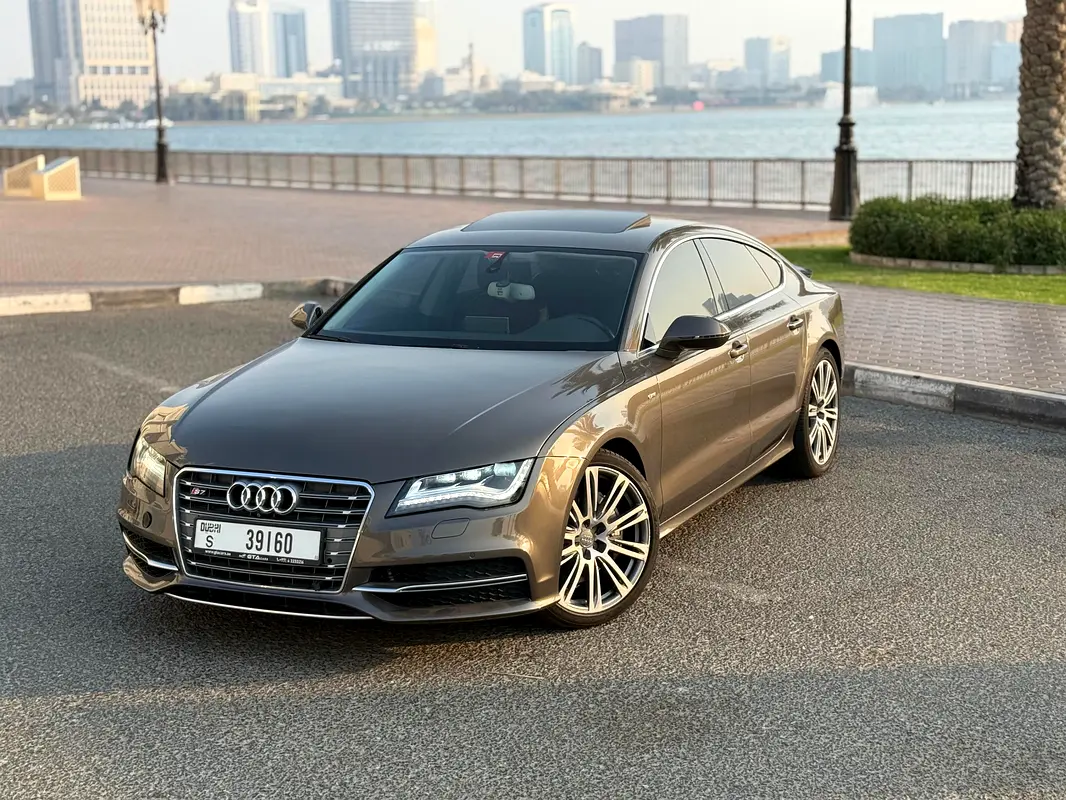 Audi A7 2015 — photo 1 of 17