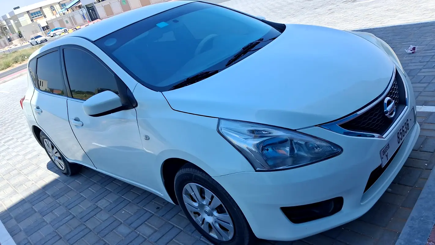 Nissan Tiida 2015 — photo 1 of 8