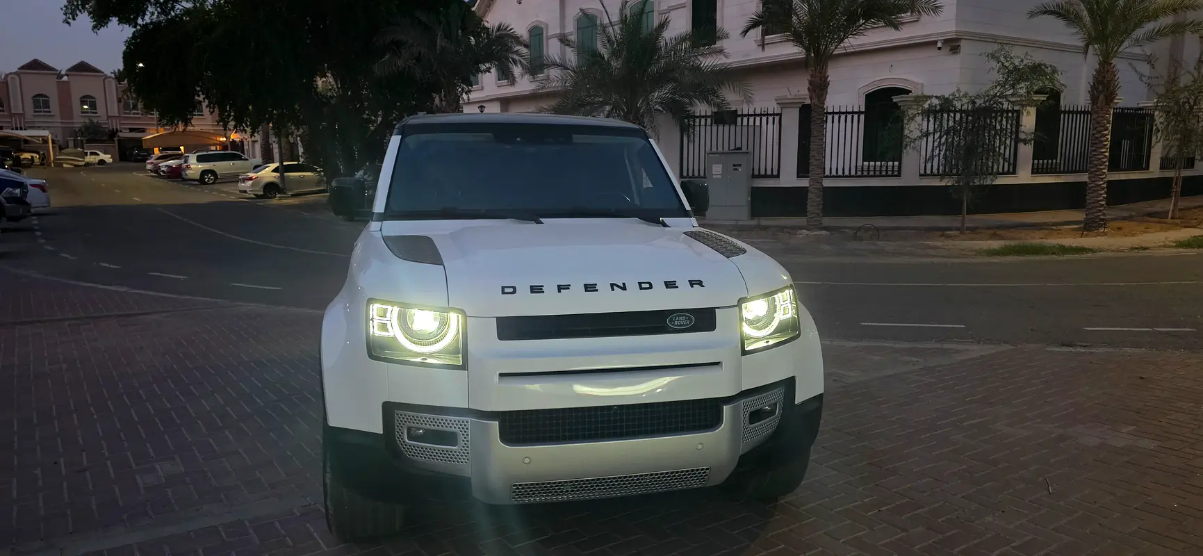Land Rover Defender 2020 — photo 1 of 18