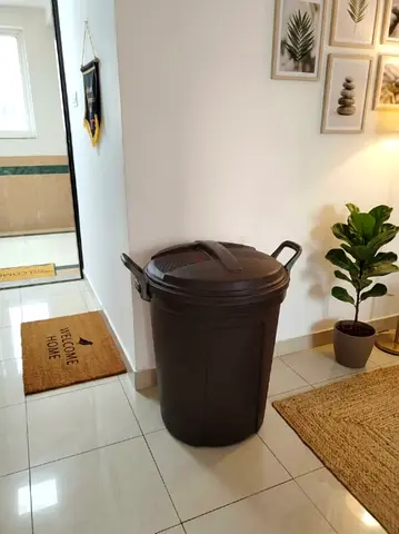 Large Plastic Trash Bin with Lid — Good Condition