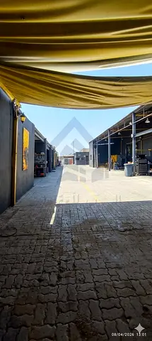 فرصة ذهبية | جراج مجهز بكامل المعدات | و مكتب كبير مفروش | و سكن للعمال | 10,000 قدم للايجار بالصناعية 10