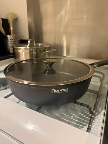 Non-stick deep frying pan with glass lid (used)