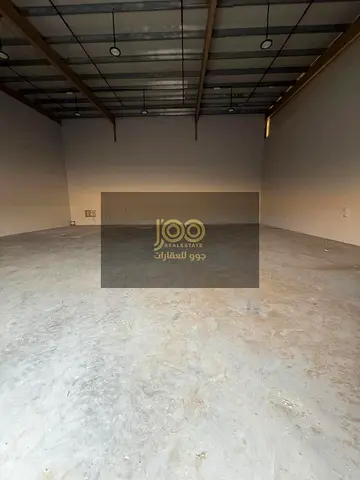 متاح للايجار السنوي في ام القيوين ام الثعوب  4 مستودعات متجاورة مفتوحة على بعض المساحة الإجمالية 11,000 قدم كهرباء 160KW