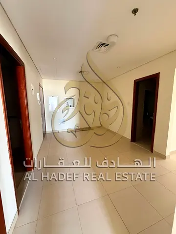 شقة ثلاث غرف نوم مع مجلس للإيجار – برج الواحة | الخان – على كورنيش الشارقة مباشرة  فرصة مميزة للسكن الفاخر في برج الواحة بمنطقة الخان، أحد الأبراج الس