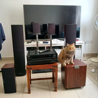 HOME THEATRE ONKYO BRAND WITH 5 SPEAKERS DIFFERENT SIZED AND LINE LEVEL SOUND SPEAKER AND REMOTE