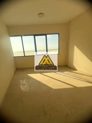 أول صف على كورنيش عجمان، حيث يلتقي الأفق بالبحر في إطلالة ساحرة ومميزة. الشقة مصممة لتوفير بيئة عائلية هادئة ومريحة.