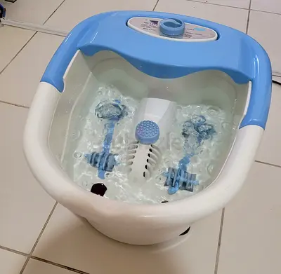 Electric foot massager with hot water bubbles