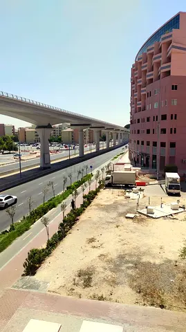 BED SPACE AVAILABLE FOR INDIAN LADIES IN DISCOVERY GARDENS NEAR THE GARDENS METRO STATION