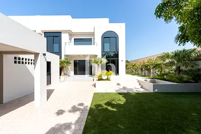 Fully Renovated | Skyline View | Available now