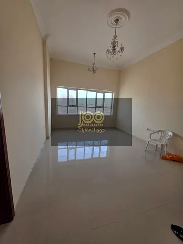 على الكورنيش الجديد بموقع رائع قريب من البحر والخدمات يوفر أجواء هادئة وإطلالة مميزة