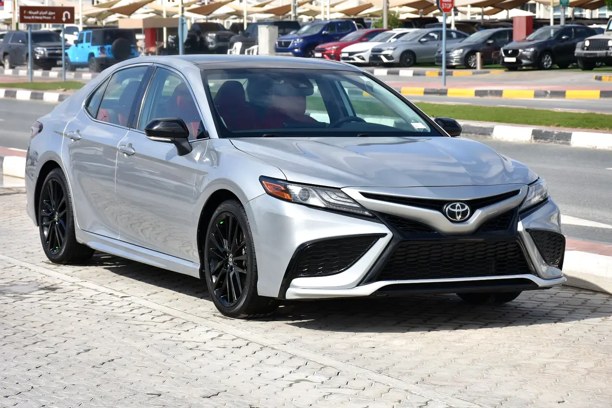 Toyota Camry 2024 — photo 1 of 15